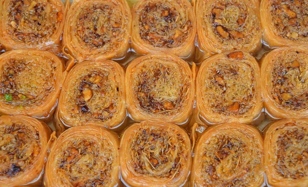 Круглые печенья Baklava на витрине розничного рынка — стоковое фото