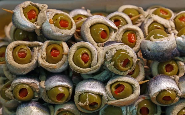 Rollos de anchoa marinados con aceitunas — Foto de Stock