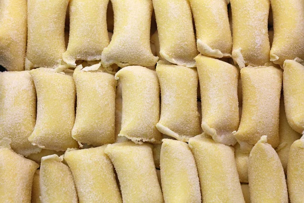 Färska italienska fyllda ravioli pasta i detaljhandeln — Stockfoto