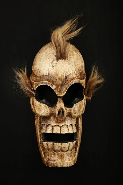 Máscara de muerte de cráneo tallada en madera sobre negro — Foto de Stock