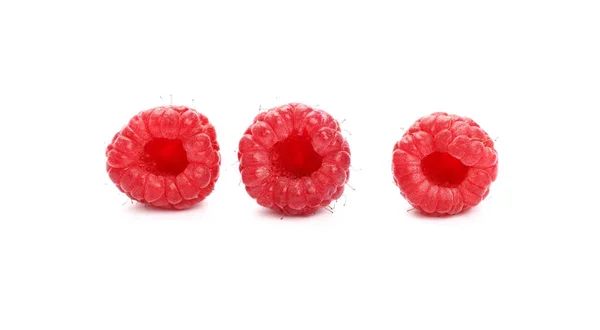 Framboesas maduras vermelhas frescas em branco, close-up — Fotografia de Stock