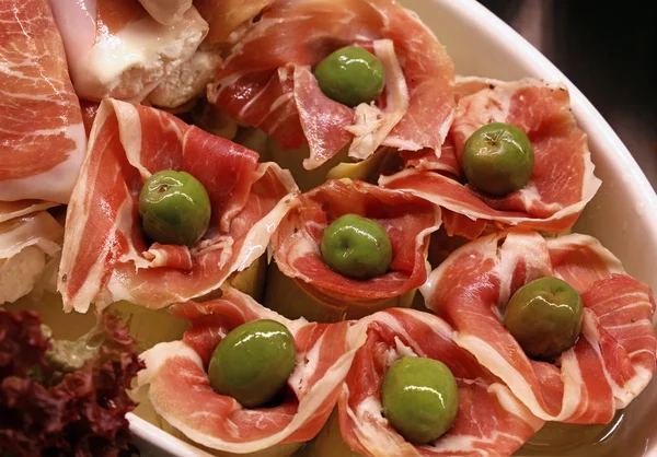 Carciofo con marmellata e olive da vicino — Foto Stock