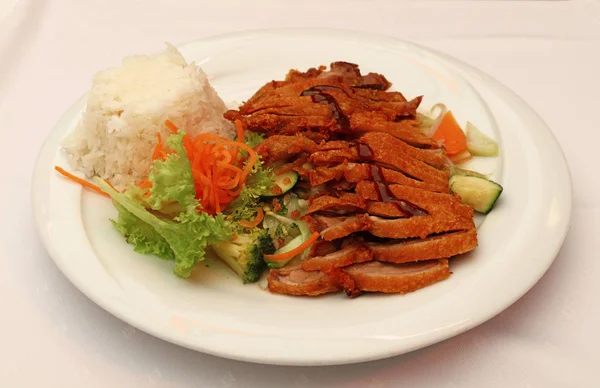 Peking duck Chop Suey con riso al vapore da vicino — Foto Stock