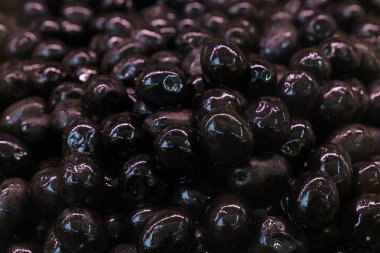 Tamamen parlak siyah zeytin yağı yakın çekim