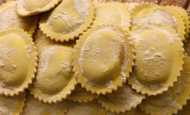 Taze İtalyan dolma mantı makarna perakende