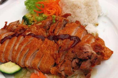 Pekin ördeği Chop yemeği haşlanmış pirinç ile yakın çekim