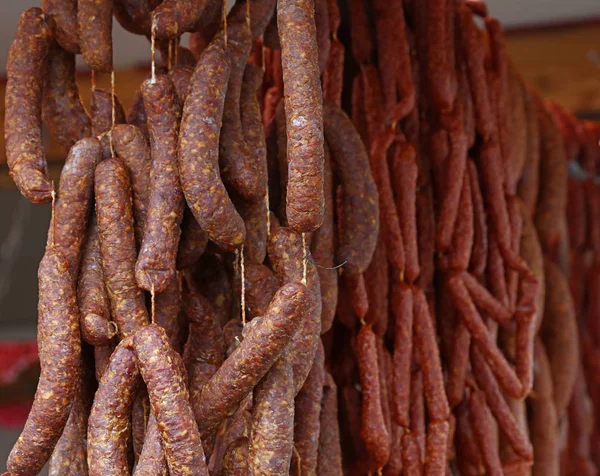 Botade rökt rött kött korv hängande i butik — Stockfoto