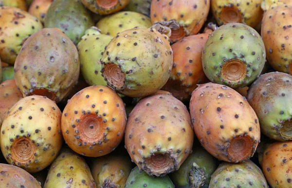 Opuntia cactus venda de frutas no mercado de varejo stall — Fotografia de Stock