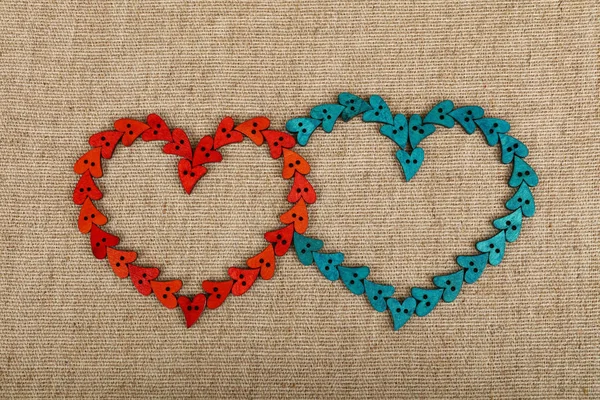 Dois corações em forma de botões de costura na tela — Fotografia de Stock