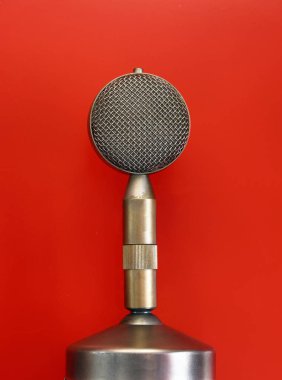 Vintage metal mikrofon üzerinden kırmızı