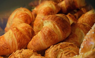 Taze pişmiş altın kruvasan yakın çekim