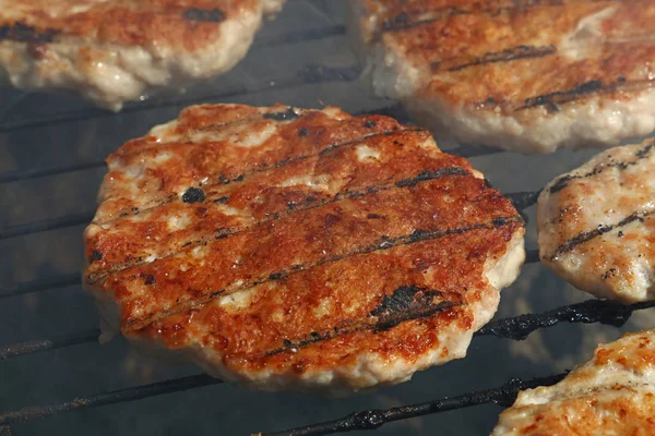 Hambúrguer de frango ou peru para hambúrguer na grelha — Fotografia de Stock