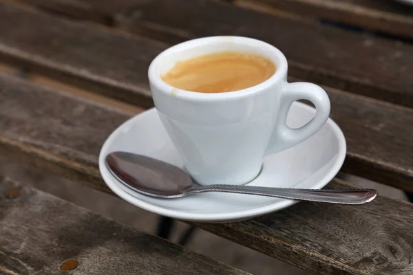 Espresso kahve beyaz Kupası'nda masaya kadar yakın — Stok fotoğraf