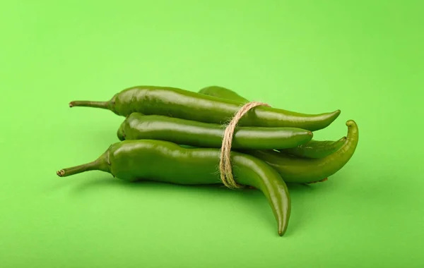 Bund Jalapeno Chilischoten auf grün — Stockfoto