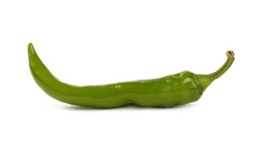 Yeşil taze jalapeno biber beyaz üzerinde kapat