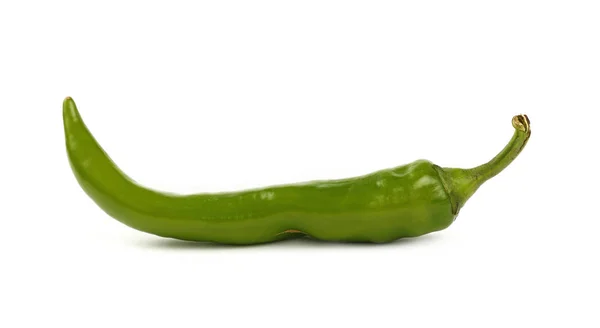 Piment jalapeno frais vert en gros plan sur blanc — Photo