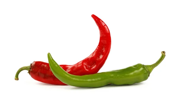 Grüne und rote Chilischoten hautnah auf weiß — Stockfoto