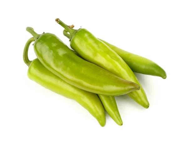 Peperoni jalapeno freschi verdi da vicino su bianco — Foto Stock