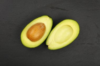 Avokado siyah arduvaz gemide iki yarısı
