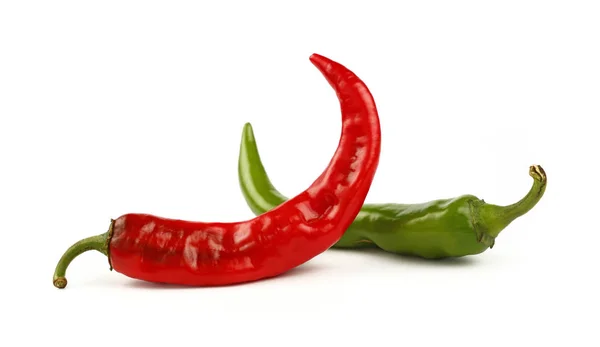 Grüne und rote Chilischoten hautnah auf weiß — Stockfoto