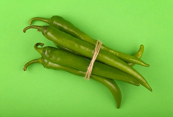 Seikat cabai pedas jalapeno di hijau — Stok Foto