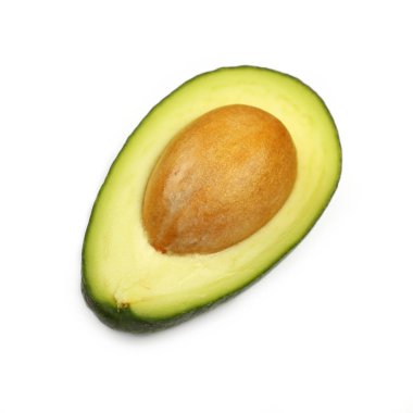 Taze yeşil olgun avokado üzerine beyaz izole