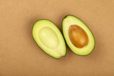 Avokado kahverengi kağıt parşömen üzerine iki yarısı