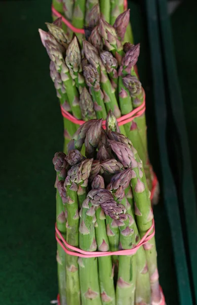 Bundles of fresh green asparagus close up — Stock Photo, Image