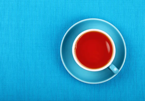 Teljes fekete tea, kék kupa közelről felülnézet — Stock Fotó