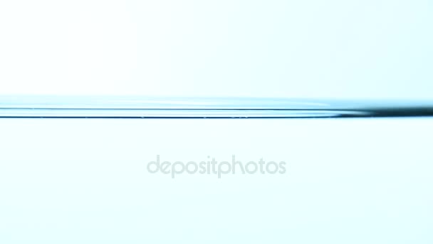Skaka vattennivån yta i glas närbild — Stockvideo