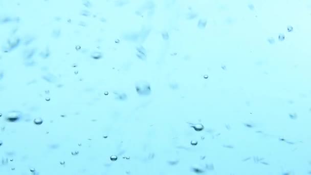 Bulles dans le courant d'eau fermer angle bas 