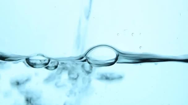 Наливание воды в стекло вблизи низкого угла — стоковое видео