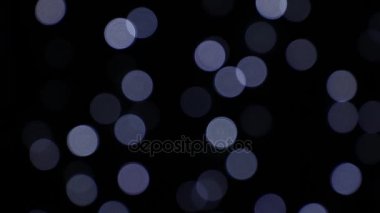 Mavi şenlikli ışıklar bokeh koyu arka plan üzerinde