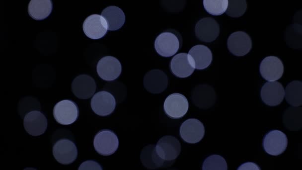 Blaue Festlichter bokeh über dunklem Hintergrund — Stockvideo