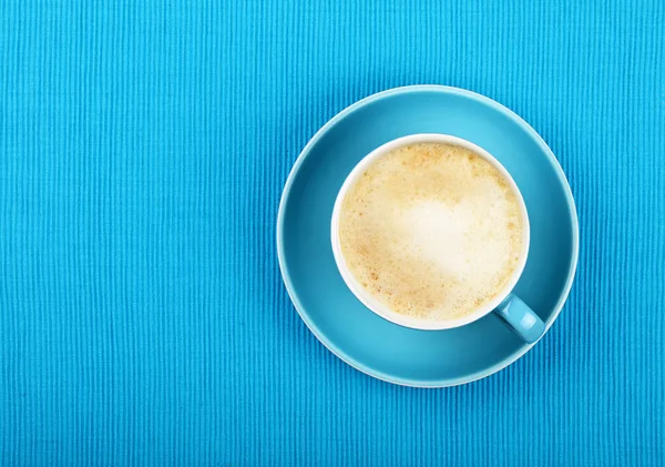 Café con leche de capuchino completo en la vista superior de la taza azul —  Fotos de Stock