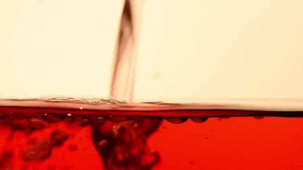 Thé noir rouge versé dans une théière en verre gros plan — Video