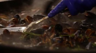 Pişirme ve büyük tava midye karıştırma