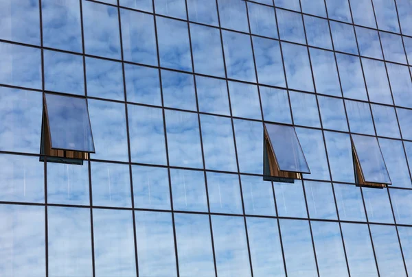 Reflejo cielo nublado en vidrio de construcción de negocios —  Fotos de Stock