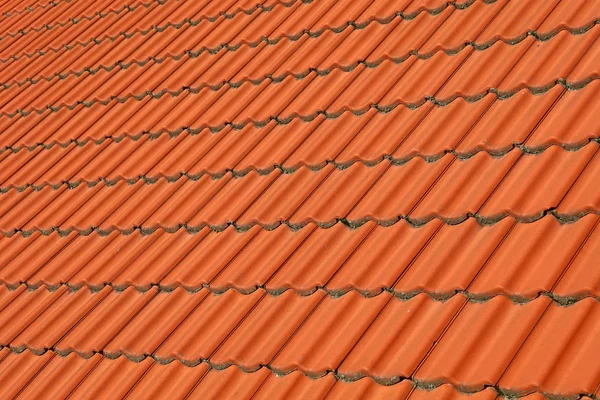 Vermelho marrom telhas cerâmicas do telhado padrão fundo — Fotografia de Stock