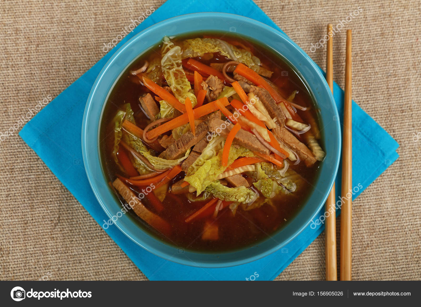 Asian noodle ramen soup with beef and vegetables — Stock Photo