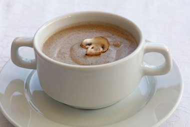 Beyaz porselen servis champignon krem çorbası ile