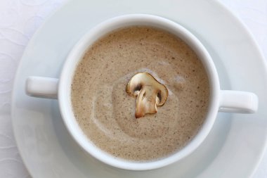 Beyaz porselen servis champignon krem çorbası ile