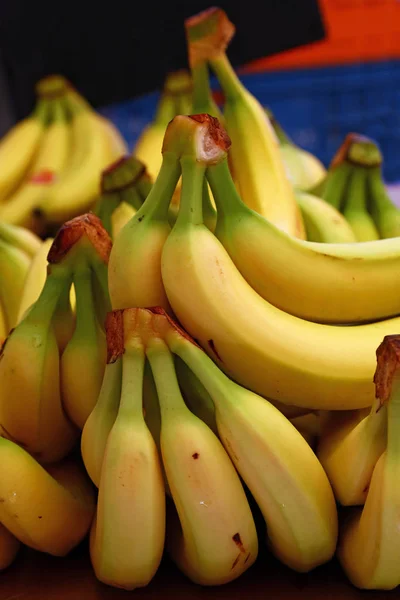 소매 디스플레이에 신선한 노란 바나나를 닫습니다. — 스톡 사진