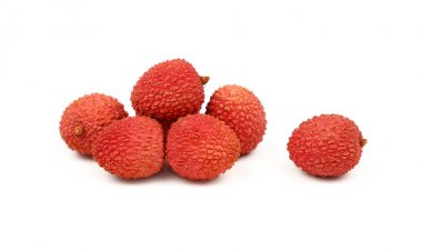 Taze kırmızı litchee izole yakın çekim üzerine beyaz