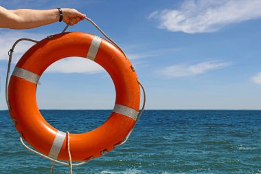 Adam el lifebuoy halka üzerinde mavi deniz suyu ile