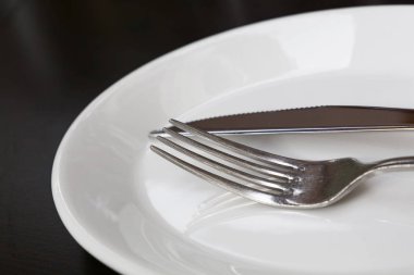 Çatal ve bıçak beyaz plaka kapat