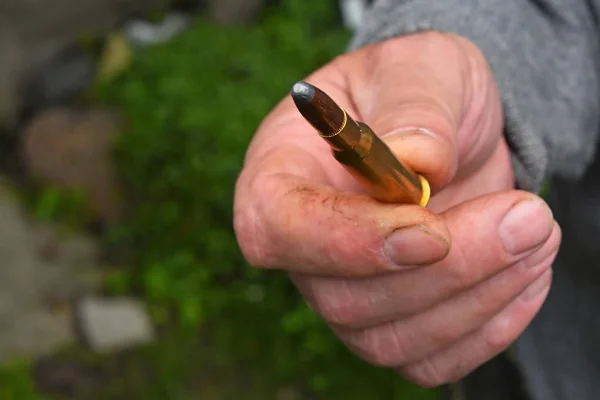 Muž rukou zobrazeno ráže 7,62 munice bullet — Stock fotografie