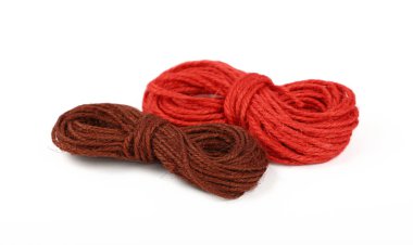 İki jüt sicim bobin skeins beyaz izole