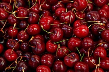 Perakende pazarında taze kırmızı kiraz yakın çekim