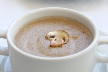 Beyaz porselen servis champignon krem çorbası ile